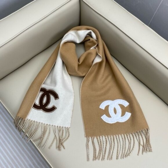 Chanel Elegant Shawl: Dual Hues, Prominent Interlocking C’s - Picture 1 of 7